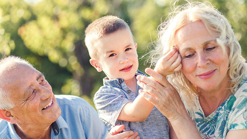 Nonni con nipote che si divertono a trascorrere del tempo insieme al parco