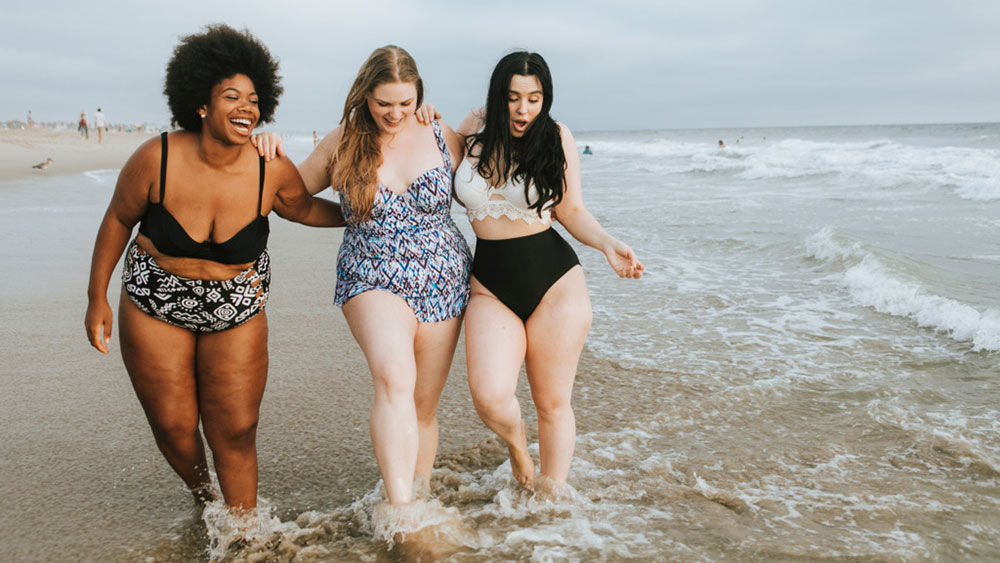 Tre giovani donne in spiaggia, piedi in acqua: Mi piace trascorrere del tempo con i miei amici in spiaggia.